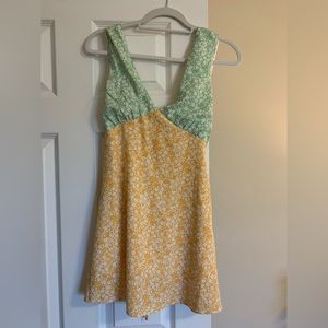 Simple summer dress with back zipper and tie